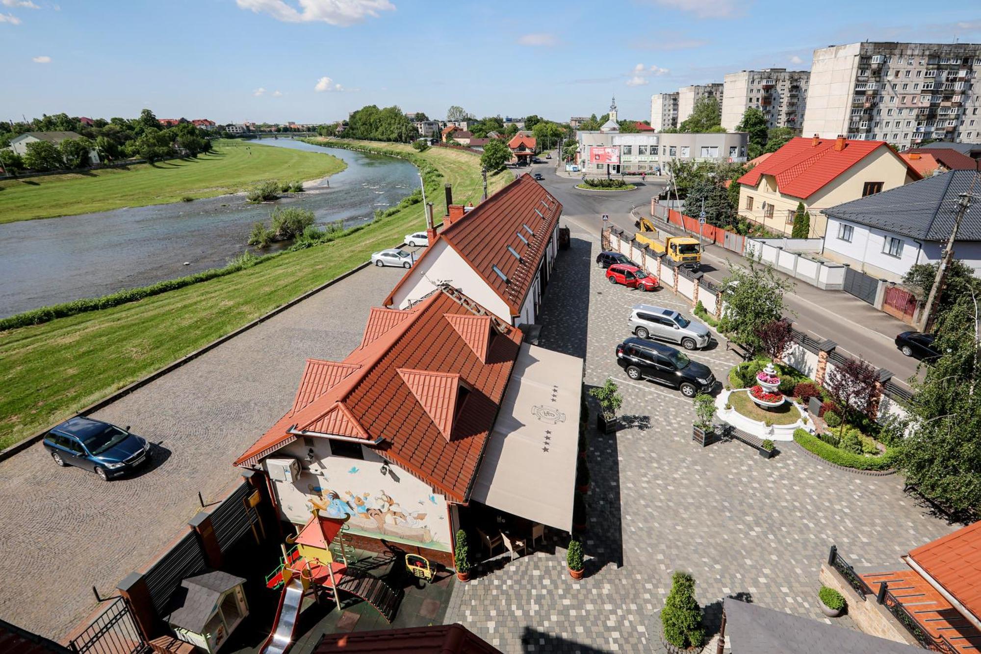 Hotel Ferdinand Mukaczewo Zewnętrze zdjęcie