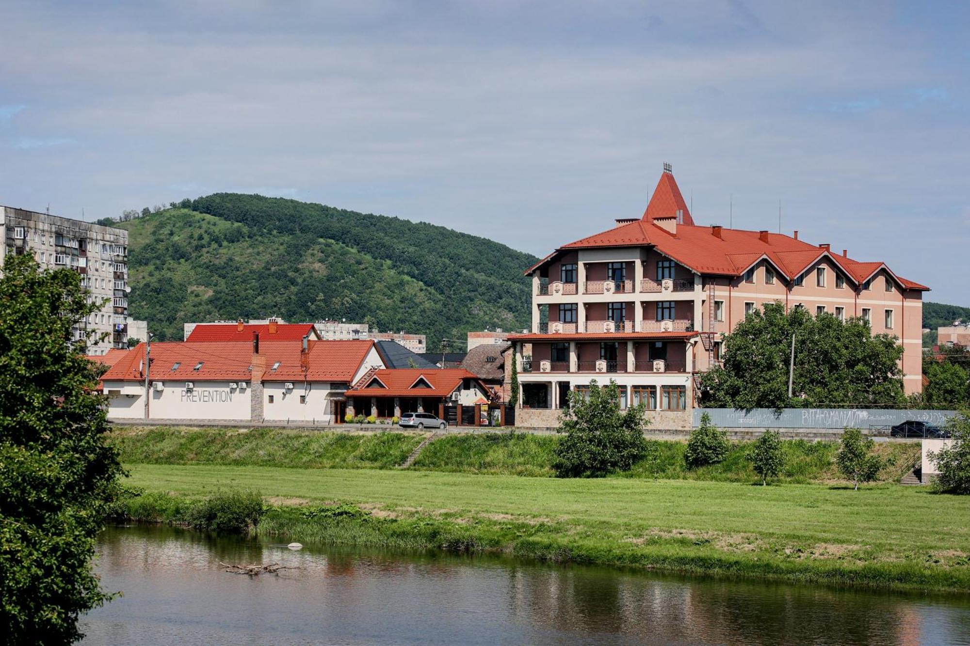 Hotel Ferdinand Mukaczewo Zewnętrze zdjęcie