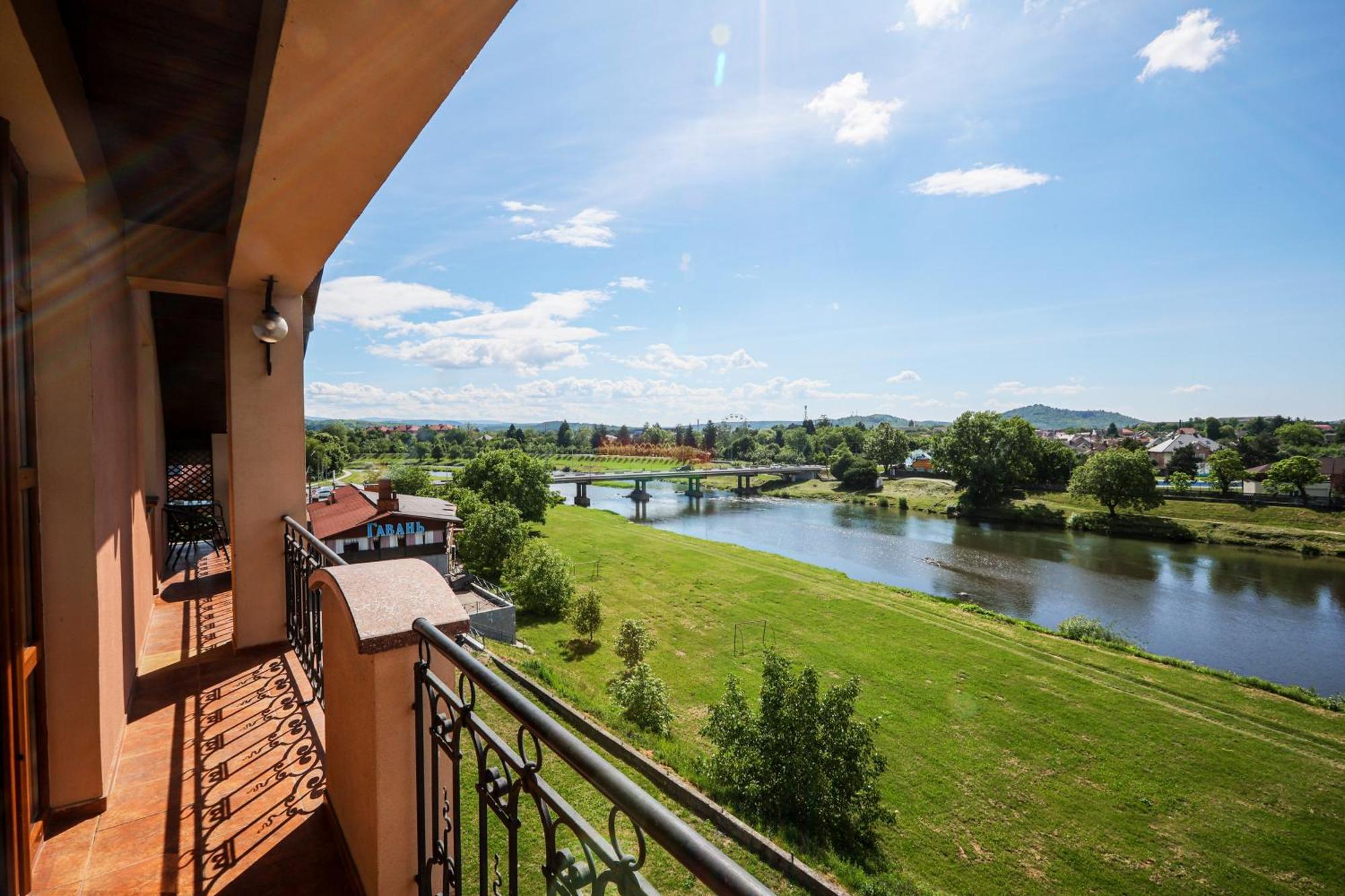 Hotel Ferdinand Mukaczewo Zewnętrze zdjęcie